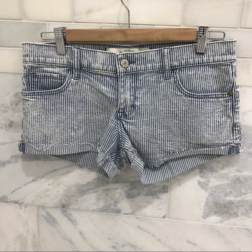 NWOT Pinstriped denim shorts (s2/26)